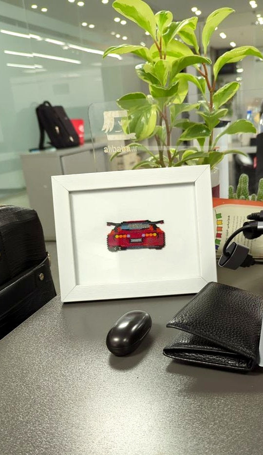 Czerwona Toyota Supra z koralików, oprawiona dekoracja JDM