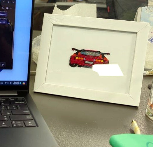 Czerwona Toyota Supra z koralików, oprawiona dekoracja JDM