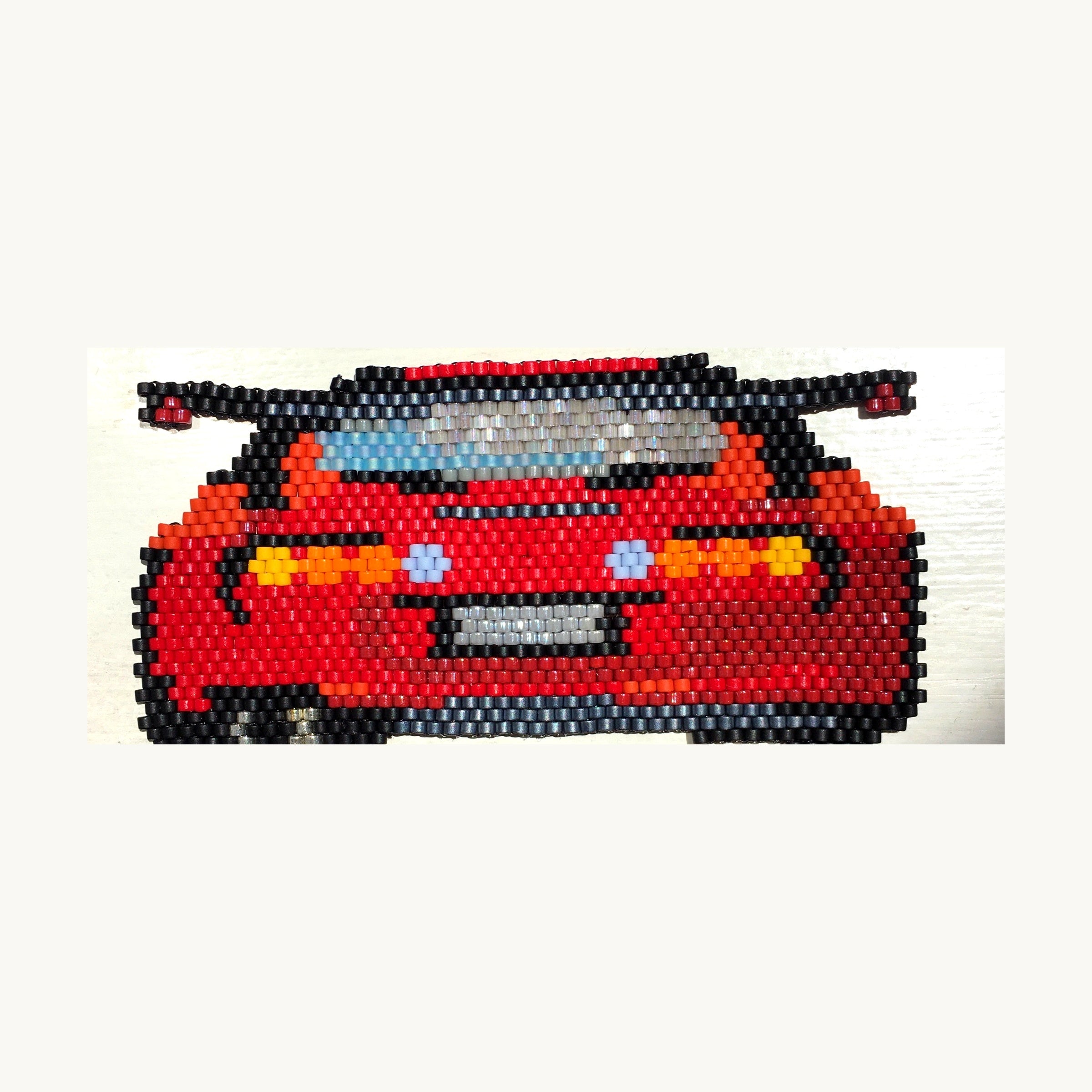 Czerwona Toyota Supra z koralików, oprawiona dekoracja JDM