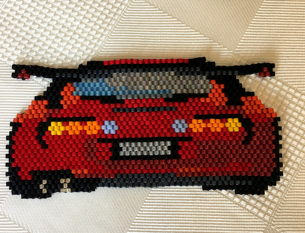 Czerwona Toyota Supra z koralików, oprawiona dekoracja JDM