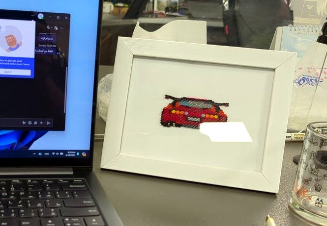 Czerwona Toyota Supra z koralików, oprawiona dekoracja JDM